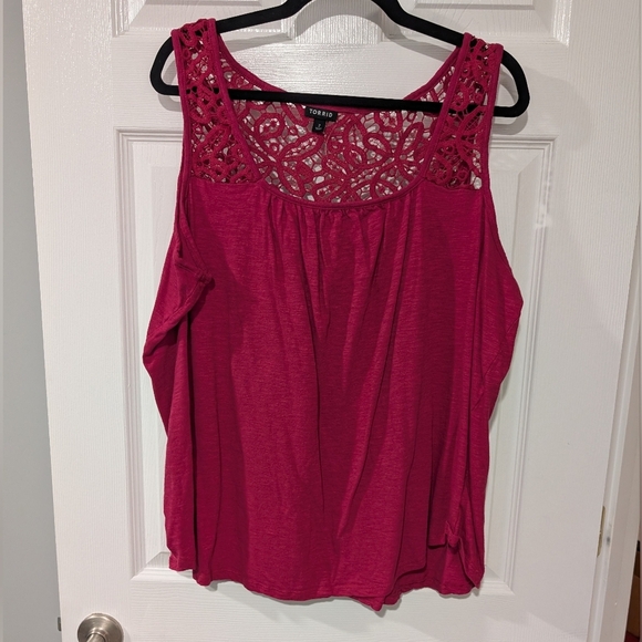 Torrid Cherries Jubilee Knit Square Neck Lace Inset Tank in Size 2 (18/20) - Picture 2 of 11